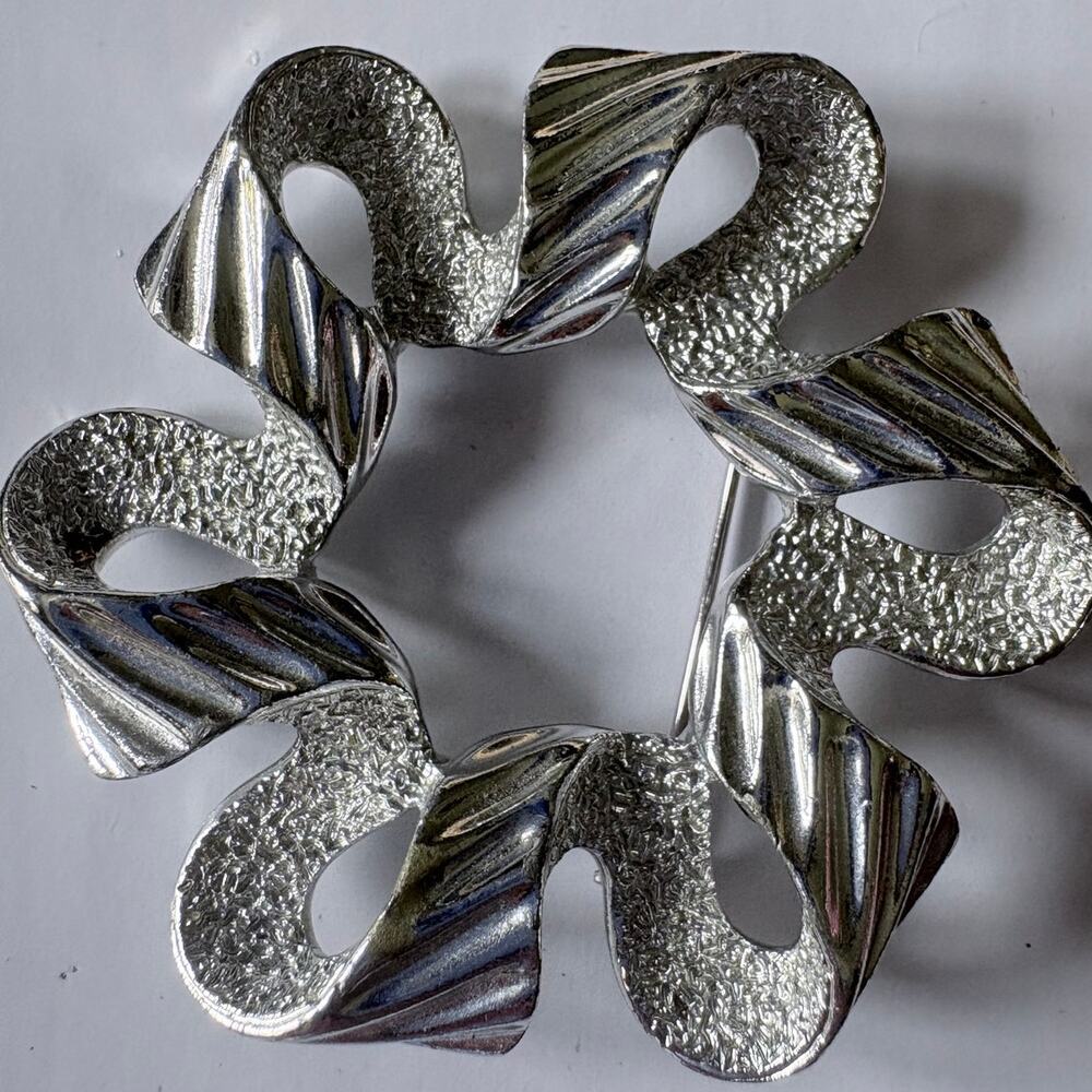 1971 Sarah Coventry Silver-Tone Ribbonette Brooch